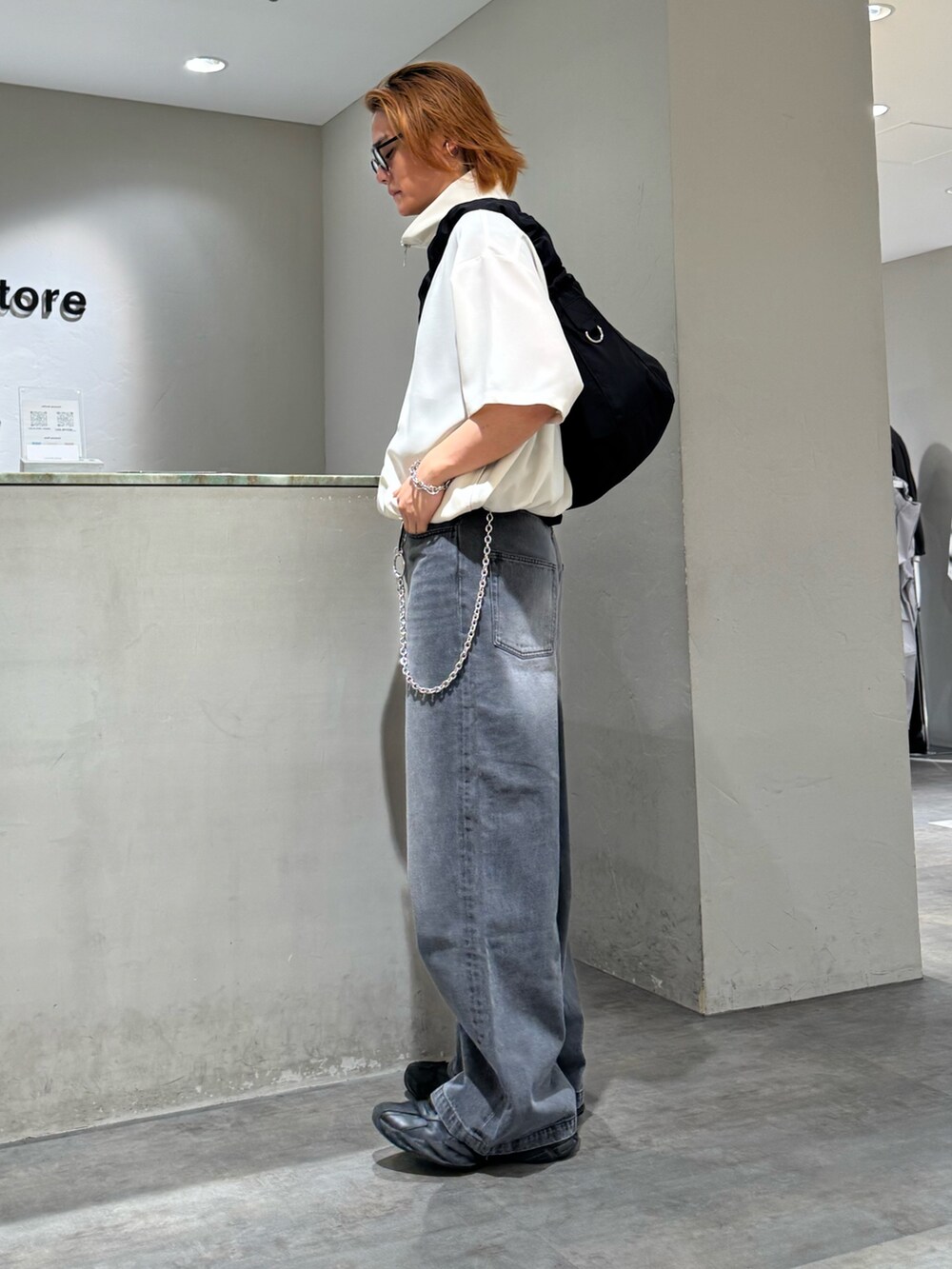 ブラック系のデニムパンツ、ブラック系のショルダーバッグ、グレー系のシャツ/ブラウスを着用したメンズの夏コーディネートの2枚目の写真