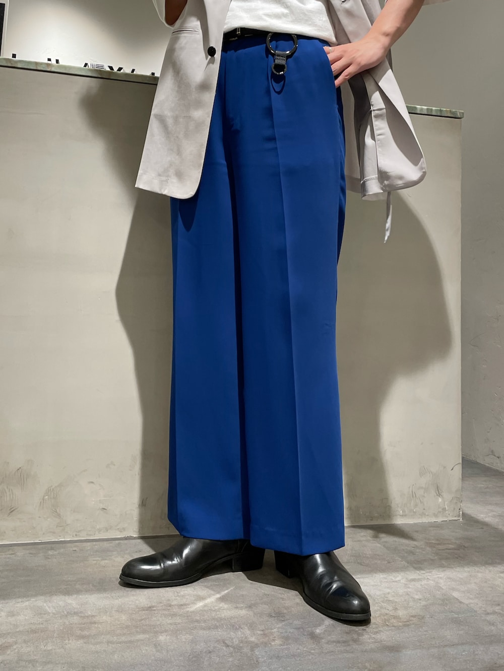 「ブルー、カラーパンツ、ベスト、ベストコーデ、ベスト×Tシャツ、テーラードベスト、ワイドパンツ、ワイドスラックス、レイヤード、レイヤードスタイル、レザーバッグ、ショルダーバッグ、キーリング、高身長コーデ、白Tシャツ」｜「SONSHINBALのアイテム（ブーツ、ブラック系）」を使った、shunya kogaさん（メンズ・181cm）の夏コーディネートの5枚目の写真