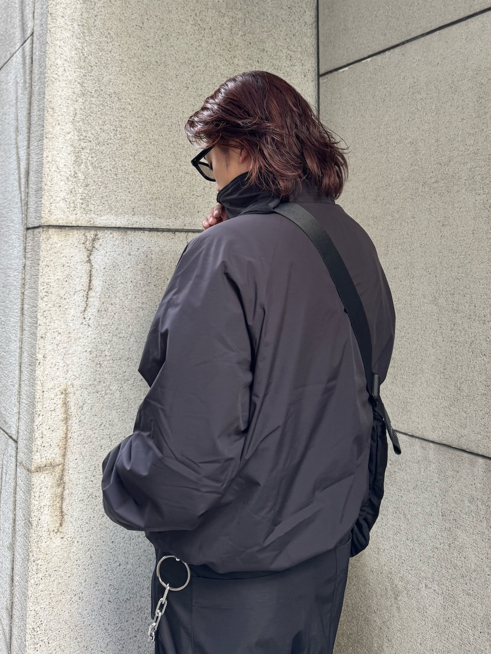 ブラック系のその他パンツ、ブラック系のショルダーバッグ、ブラック系のブルゾンを着用したメンズの冬コーディネートの5枚目の写真