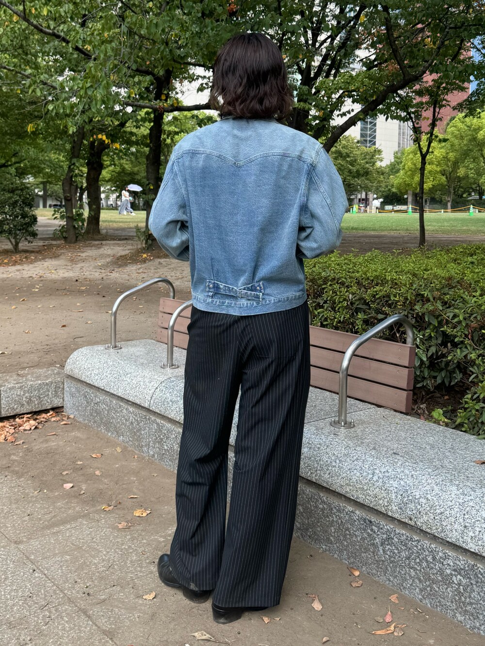 「お出かけコーデ、秋服準備はじめました、アツいコーデ全部見せ、スラックス、サングラス、デニム、デートコーデ、韓国ファッション、休日スタイル、デニムジャケット、イージーパンツ、ストライプ、ストライプパンツ、きれいめカジュアル」｜「Lui'sのストライプイージーワイドパンツ（その他パンツ、ブラック系）」を使った、shunya kogaさん（メンズ・182cm）の夏コーディネートの2枚目の写真