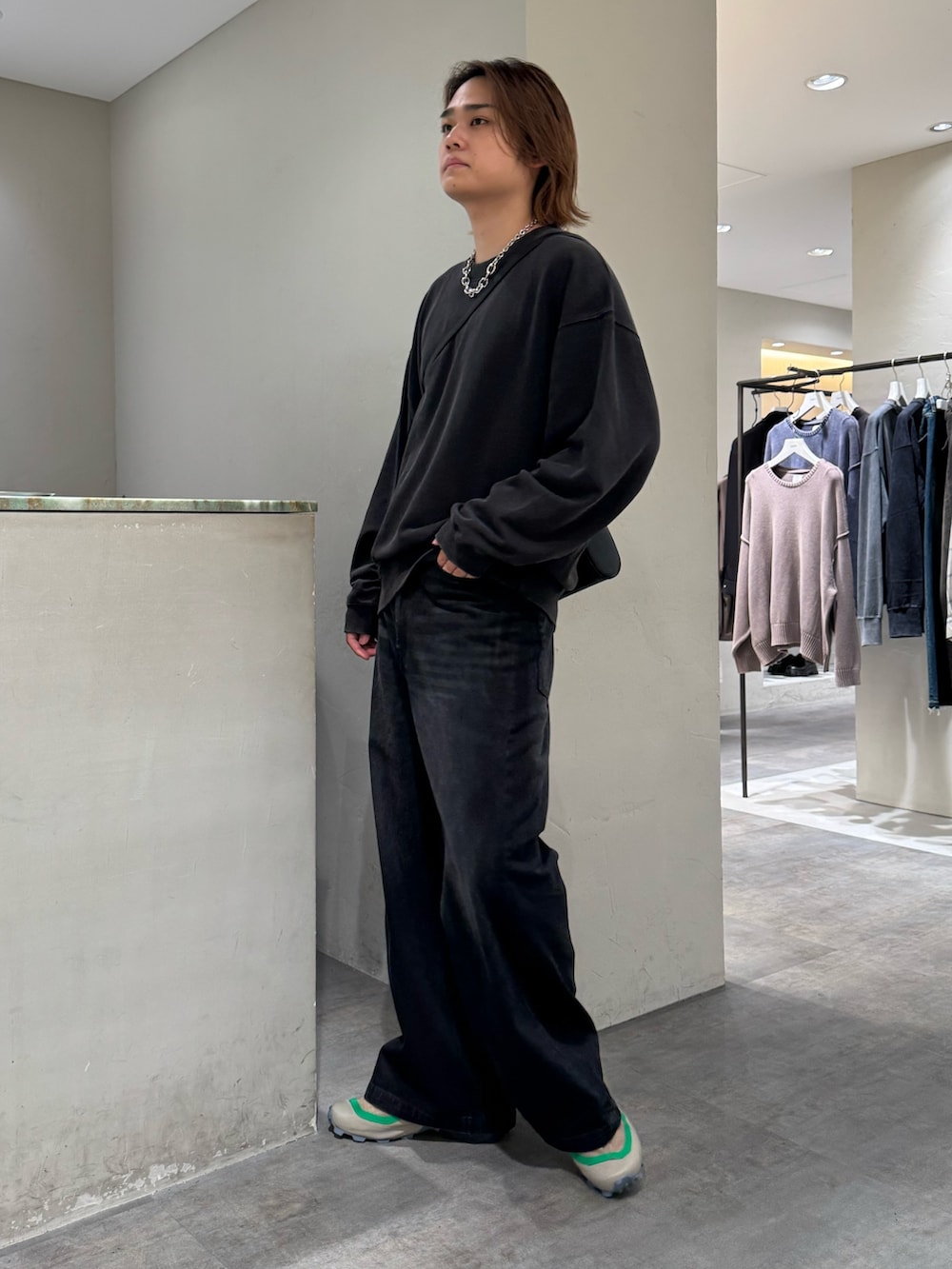 ブラック系のデニムパンツ、ブラック系のスウェット、ブラック系のショルダーバッグを着用したメンズの秋コーディネートの3枚目の写真