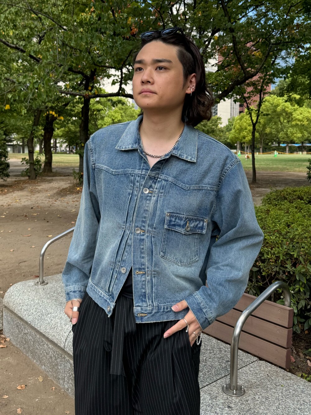 「お出かけコーデ、秋服準備はじめました、アツいコーデ全部見せ、スラックス、サングラス、デニム、デートコーデ、韓国ファッション、休日スタイル、デニムジャケット、イージーパンツ、ストライプ、ストライプパンツ、きれいめカジュアル」｜「Lui'sのストライプイージーワイドパンツ（その他パンツ、ブラック系）」を使った、shunya kogaさん（メンズ・182cm）の夏コーディネートの3枚目の写真