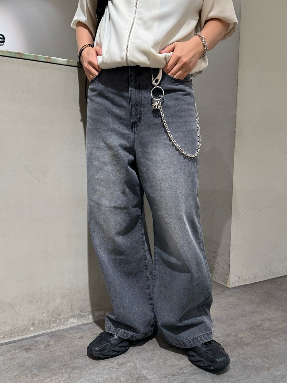 ブラック系のデニムパンツ、ブラック系のショルダーバッグ、グレー系のシャツ/ブラウスを着用したメンズの夏コーディネートの7枚目の写真