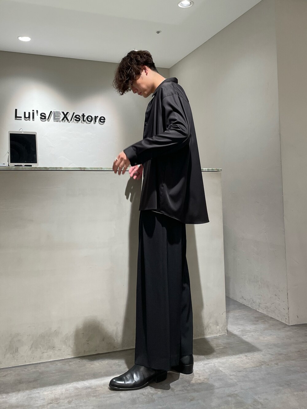 「シャツコーデ、シャツスタイル、ワイドパンツ、タックパンツ、セットアップ、モノトーン、シンプルコーデ、きれいめカジュアル、秋服準備はじめました、今日のコーデ、ヒールブーツ、長袖シャツ、黒シャツ、ネックレス、シルバーアクセサリー」｜「SONSHINBALのアイテム（ブーツ、ブラック系）」を使った、shunya kogaさん（メンズ・182cm）の夏コーディネートの2枚目の写真