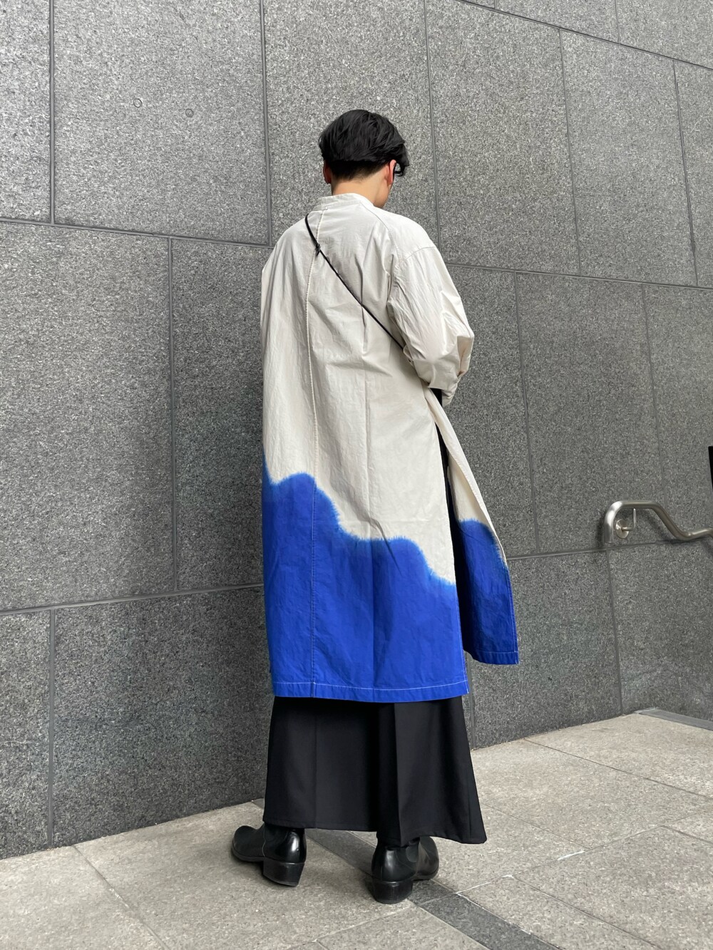 「春コーデ、ビッグシルエット、シンヤコズカ、SHINYA KOZUKA、プルオーバーシャツ、フレアパンツ、ワイドフレアパンツ、ヒールブーツ、ウォレットショルダー、ブルー x ホワイト、モード、モード系、モードカジュアル、いいね、save、フォローお願いします🤑、ブーツ」｜「SONSHINBALのアイテム（ブーツ、ブラック系）」を使った、shunya kogaさん（メンズ・181cm）の春コーディネートの2枚目の写真