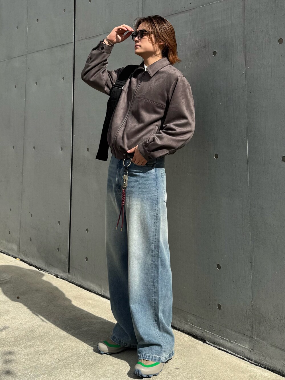 ブルー系のデニムパンツ、グレー系のブルゾン、ホワイト系のシャツ/ブラウスを着用したメンズの秋コーディネートの2枚目の写真