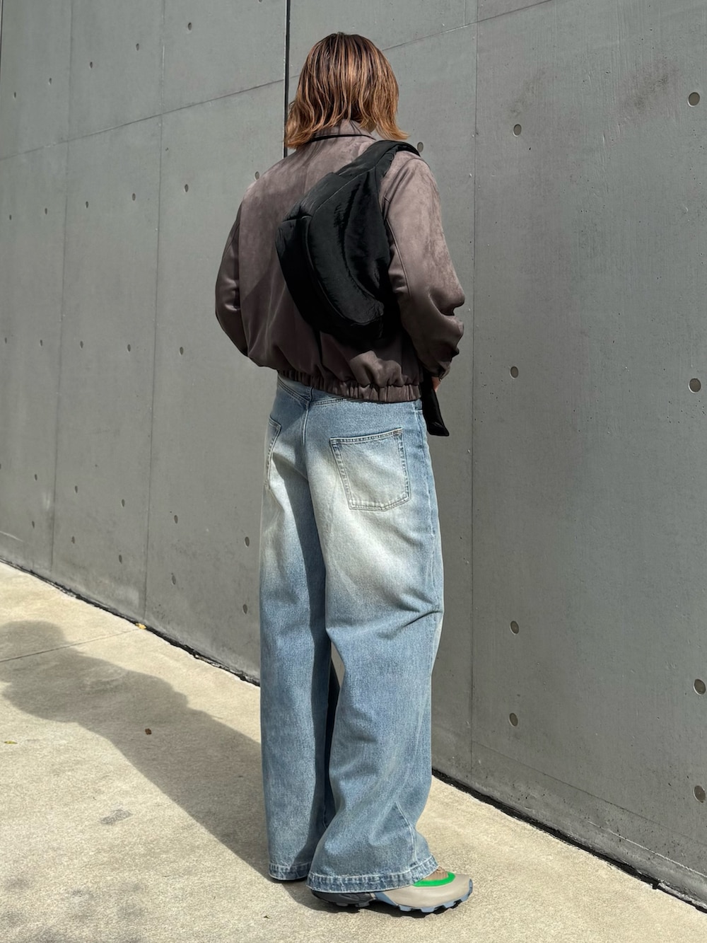 ブルー系のデニムパンツ、グレー系のブルゾン、ホワイト系のシャツ/ブラウスを着用したメンズの秋コーディネートの3枚目の写真