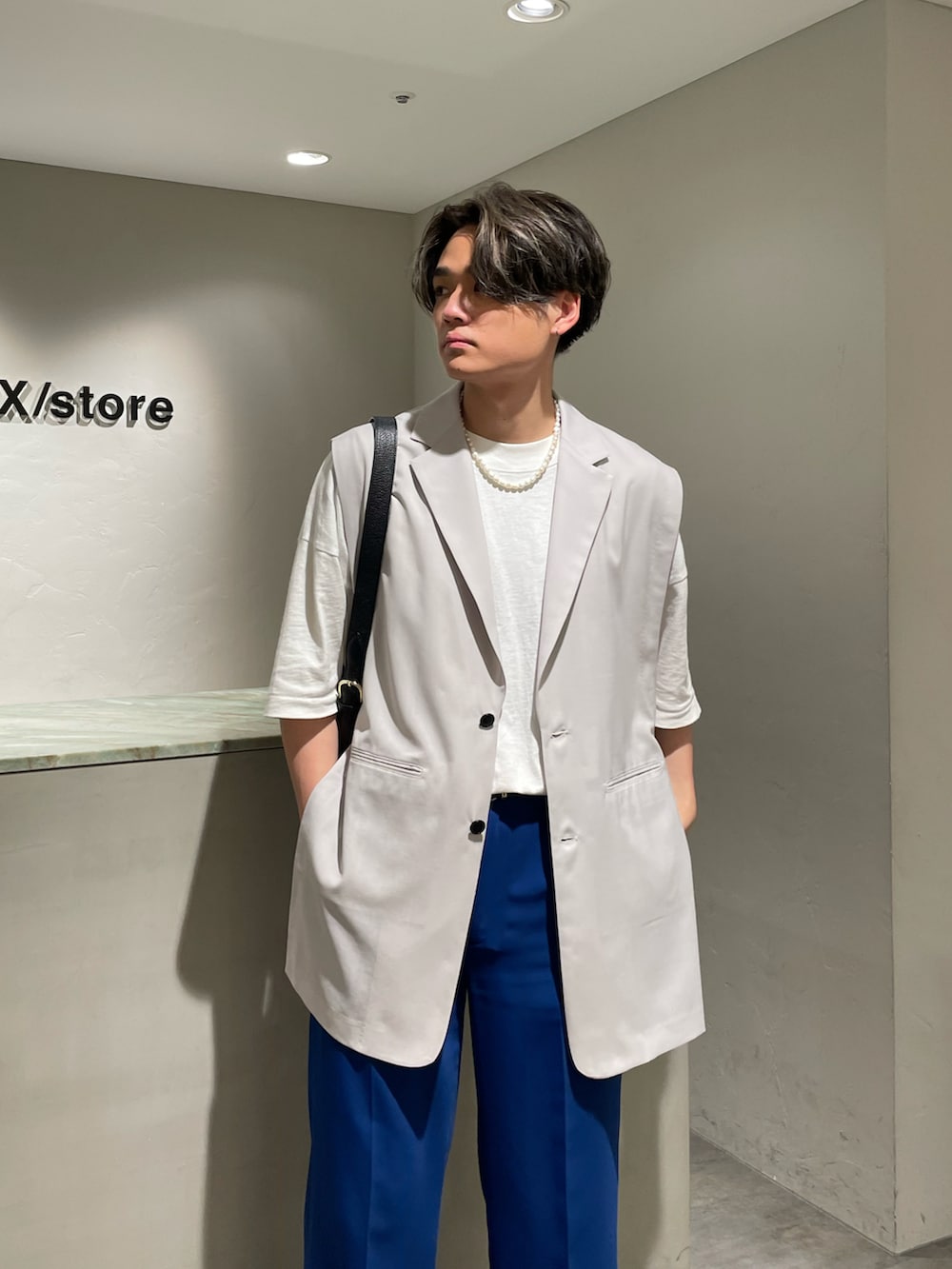 「ブルー、カラーパンツ、ベスト、ベストコーデ、ベスト×Tシャツ、テーラードベスト、ワイドパンツ、ワイドスラックス、レイヤード、レイヤードスタイル、レザーバッグ、ショルダーバッグ、キーリング、高身長コーデ、白Tシャツ」｜「SONSHINBALのアイテム（ブーツ、ブラック系）」を使った、shunya kogaさん（メンズ・181cm）の夏コーディネートの4枚目の写真
