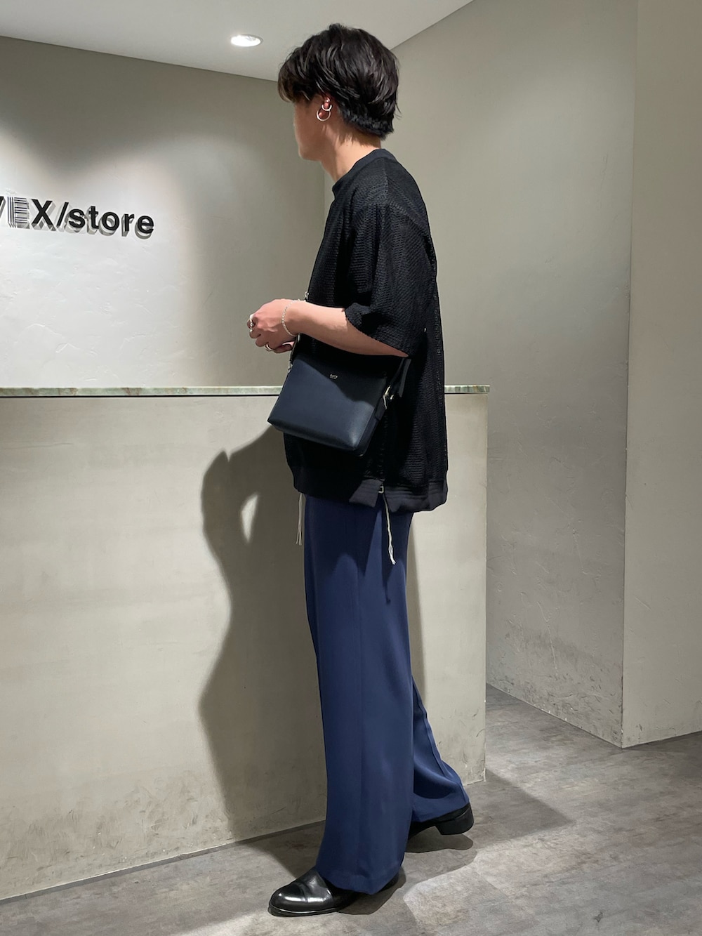 「初夏コーデ、WEARyouthコーデ、レース、ステッチ、ショルダーバッグ、サコッシュ、ワイドパンツ、モード、カラーパンツ、休日スタイル、韓国ファッション、シンプルコーデ、レイヤードスタイル、フレアパンツ、ミニバッグ」｜「SONSHINBALのアイテム（ブーツ、ブラック系）」を使った、shunya kogaさん（メンズ・182cm）の春コーディネートの2枚目の写真
