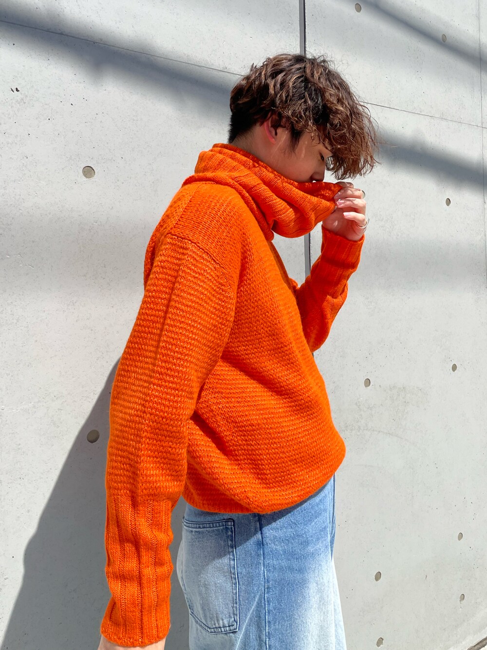 「ピーコート、Pコート、タートルネック、タートルネックニット、オレンジ、オレンジニット、ワイドデニム、デニムパンツ、ヒールブーツ、ニット、きれいめカジュアル、秋冬コーデ、ROBES&CONFECTIONS、差し色、デニム」｜「SONSHINBALのアイテム（ブーツ、ブラック系）」を使った、shunya kogaさん（メンズ・182cm）の秋コーディネートの3枚目の写真