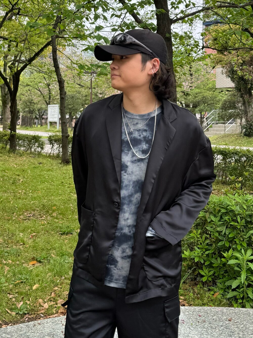 ブラック系のカーゴパンツ、ブラック系のTシャツ/カットソー、ブラック系のテーラードジャケットを着用したメンズの春コーディネートの3枚目の写真