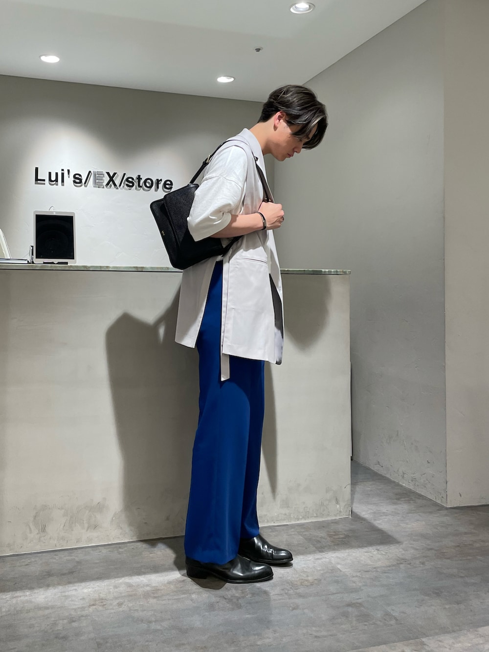 「ブルー、カラーパンツ、ベスト、ベストコーデ、ベスト×Tシャツ、テーラードベスト、ワイドパンツ、ワイドスラックス、レイヤード、レイヤードスタイル、レザーバッグ、ショルダーバッグ、キーリング、高身長コーデ、白Tシャツ」｜「SONSHINBALのアイテム（ブーツ、ブラック系）」を使った、shunya kogaさん（メンズ・181cm）の夏コーディネートの2枚目の写真