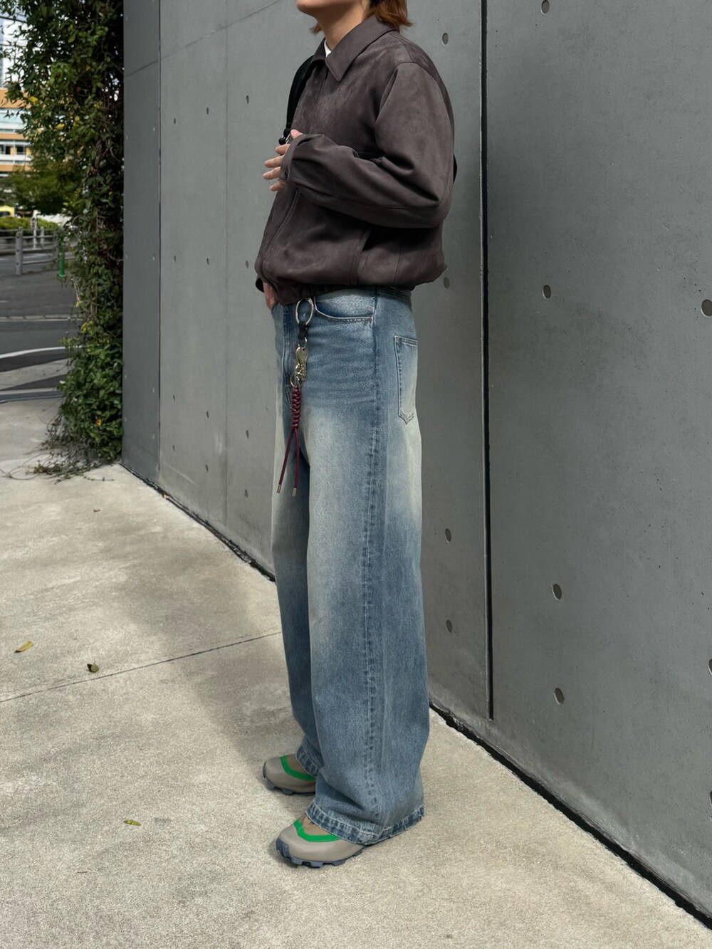 ブルー系のデニムパンツ、グレー系のブルゾン、ホワイト系のシャツ/ブラウスを着用したメンズの秋コーディネートの6枚目の写真