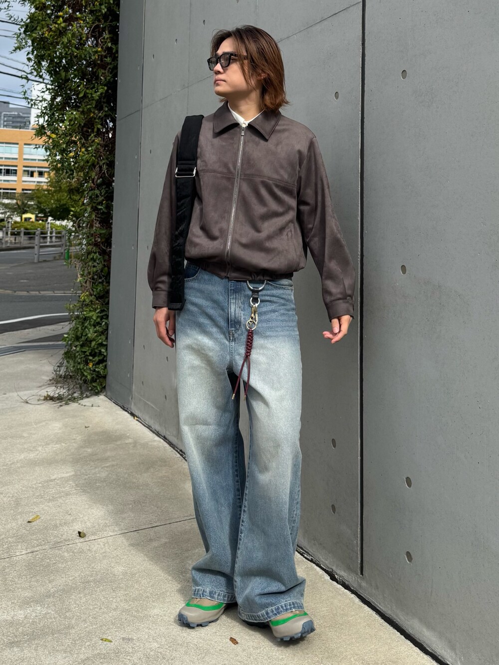 ブルー系のデニムパンツ、グレー系のブルゾン、ホワイト系のシャツ/ブラウスを着用したメンズの秋コーディネートの5枚目の写真