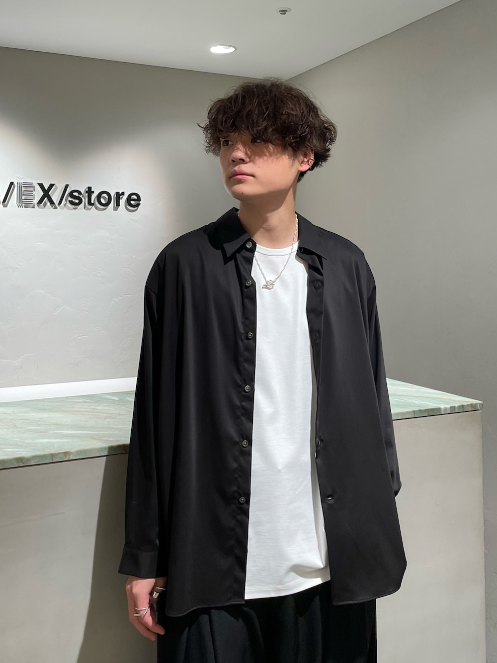 「シャツコーデ、シャツスタイル、ワイドパンツ、タックパンツ、セットアップ、モノトーン、シンプルコーデ、きれいめカジュアル、秋服準備はじめました、今日のコーデ、ヒールブーツ、長袖シャツ、黒シャツ、ネックレス、シルバーアクセサリー」｜「SONSHINBALのアイテム（ブーツ、ブラック系）」を使った、shunya kogaさん（メンズ・182cm）の夏コーディネートの3枚目の写真