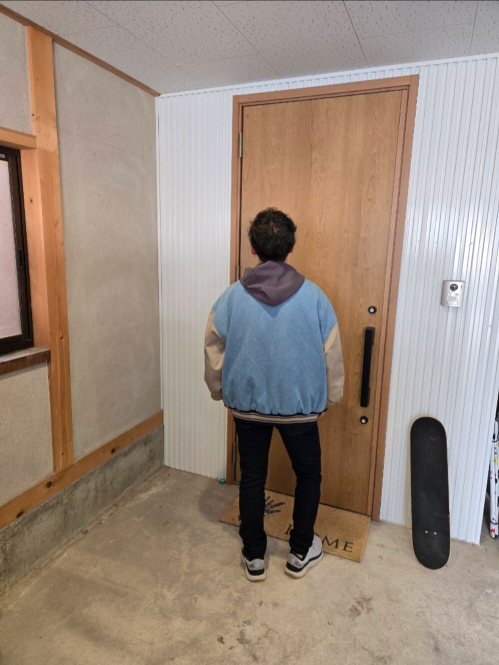 その他のパーカー、その他のMA-1、ブラック系のデニムパンツを着用したメンズの冬コーディネートの3枚目の写真