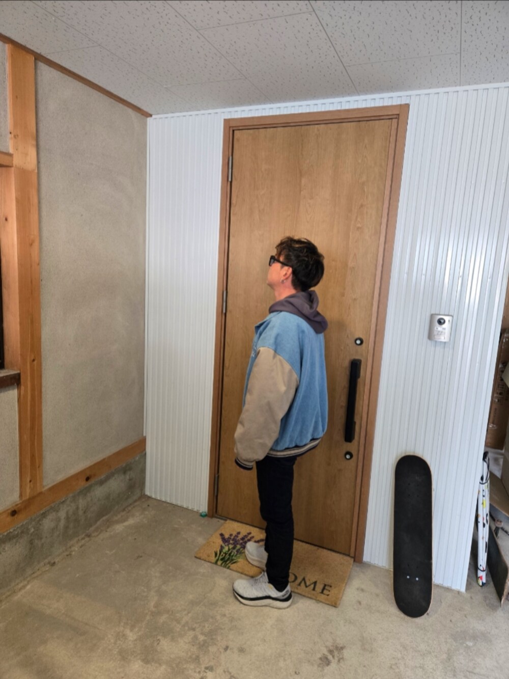 その他のパーカー、その他のMA-1、ブラック系のデニムパンツを着用したメンズの冬コーディネートの2枚目の写真