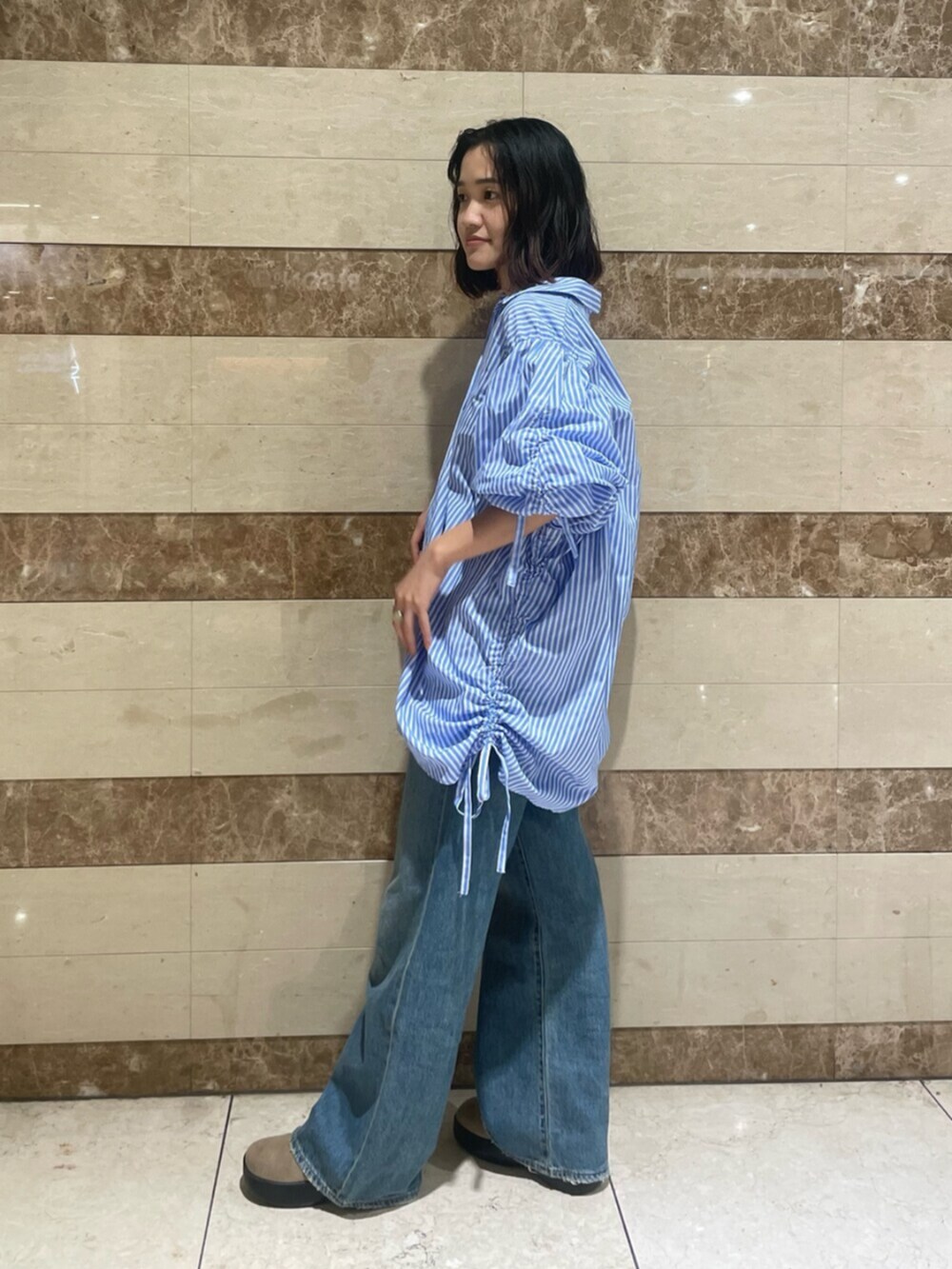 その他のシャツ/ブラウス、ブルー系のデニムパンツを着用したレディースの秋コーディネートの2枚目の写真