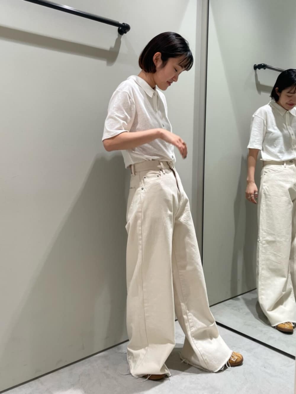 ホワイト系のカーディガン/ボレロ、ホワイト系のデニムパンツを着用したレディースの夏コーディネートの2枚目の写真