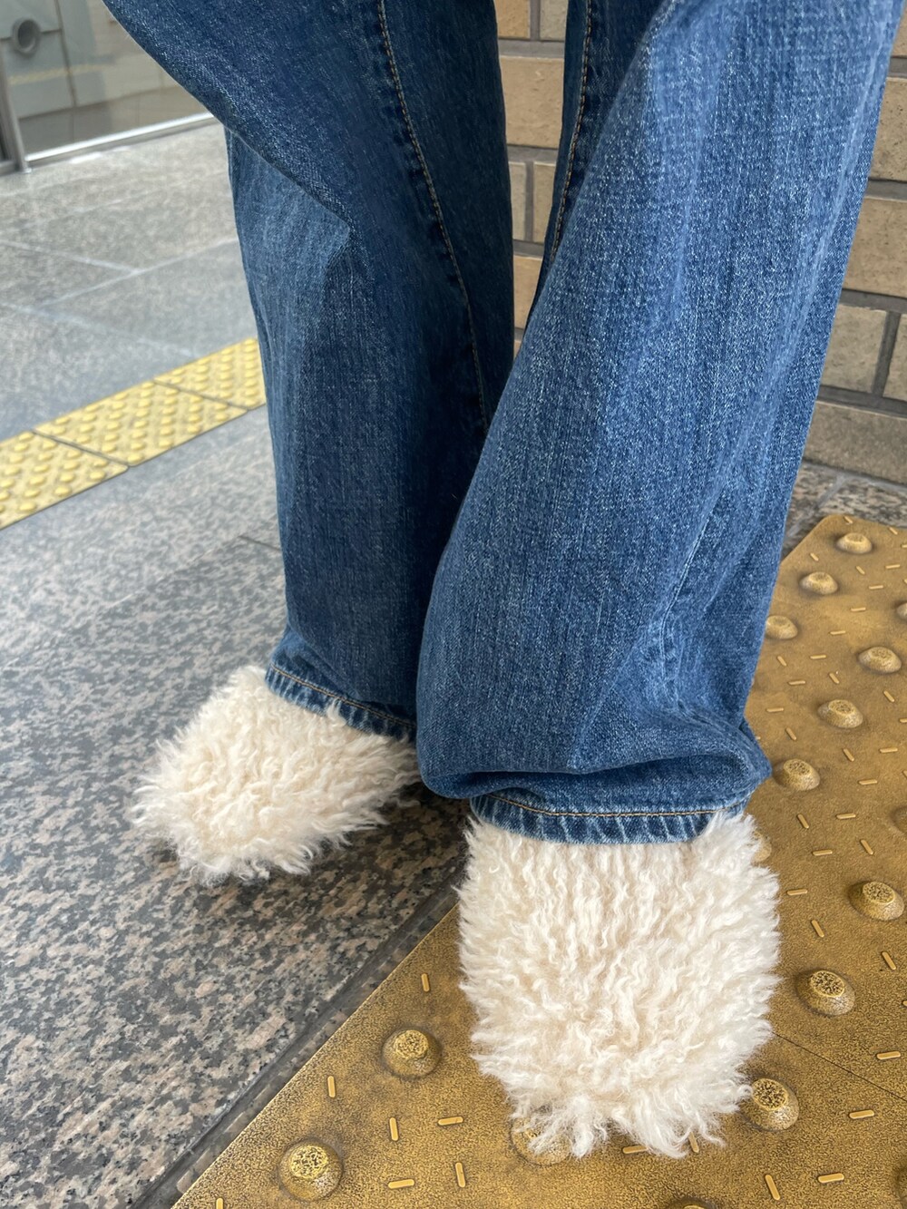 ピンク系のニット/セーター、ホワイト系のTシャツ/カットソー、ブルー系のデニムパンツを着用したレディースの秋コーディネートの5枚目の写真