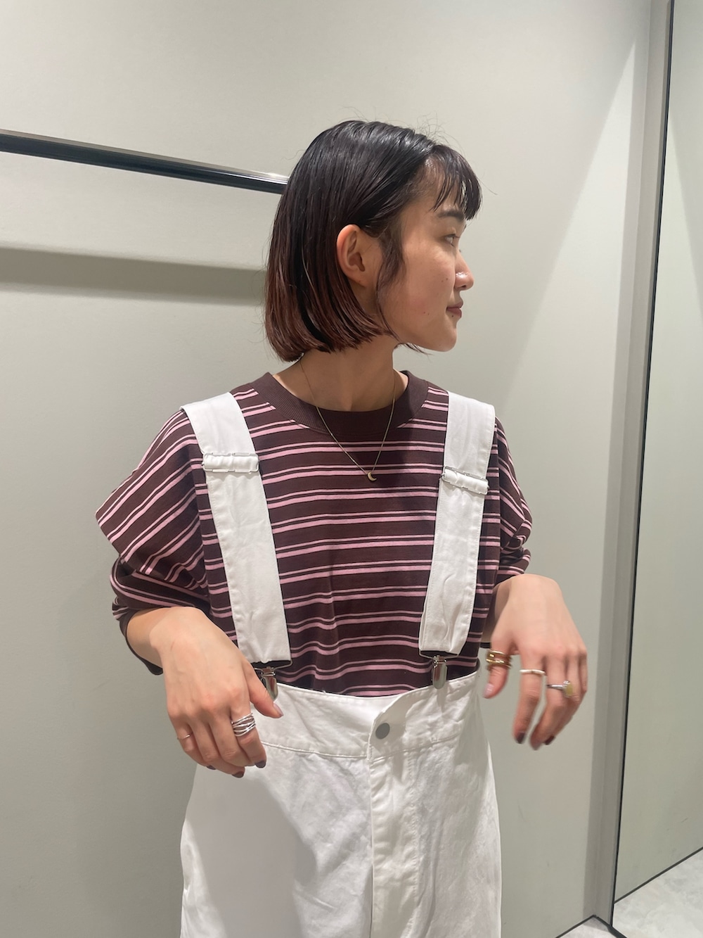 ホワイト系のつなぎ/オールインワン、ブラウン系のTシャツ/カットソーを着用したレディースの冬コーディネートの4枚目の写真