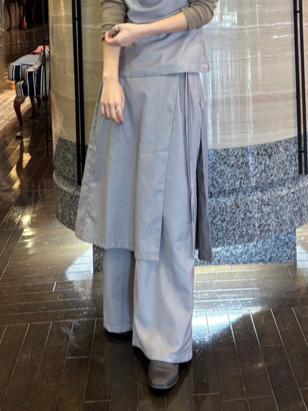 グレー系のその他パンツ、グレー系のキャミソール、ブラウン系のTシャツ/カットソーを着用したレディースの秋コーディネートの5枚目の写真