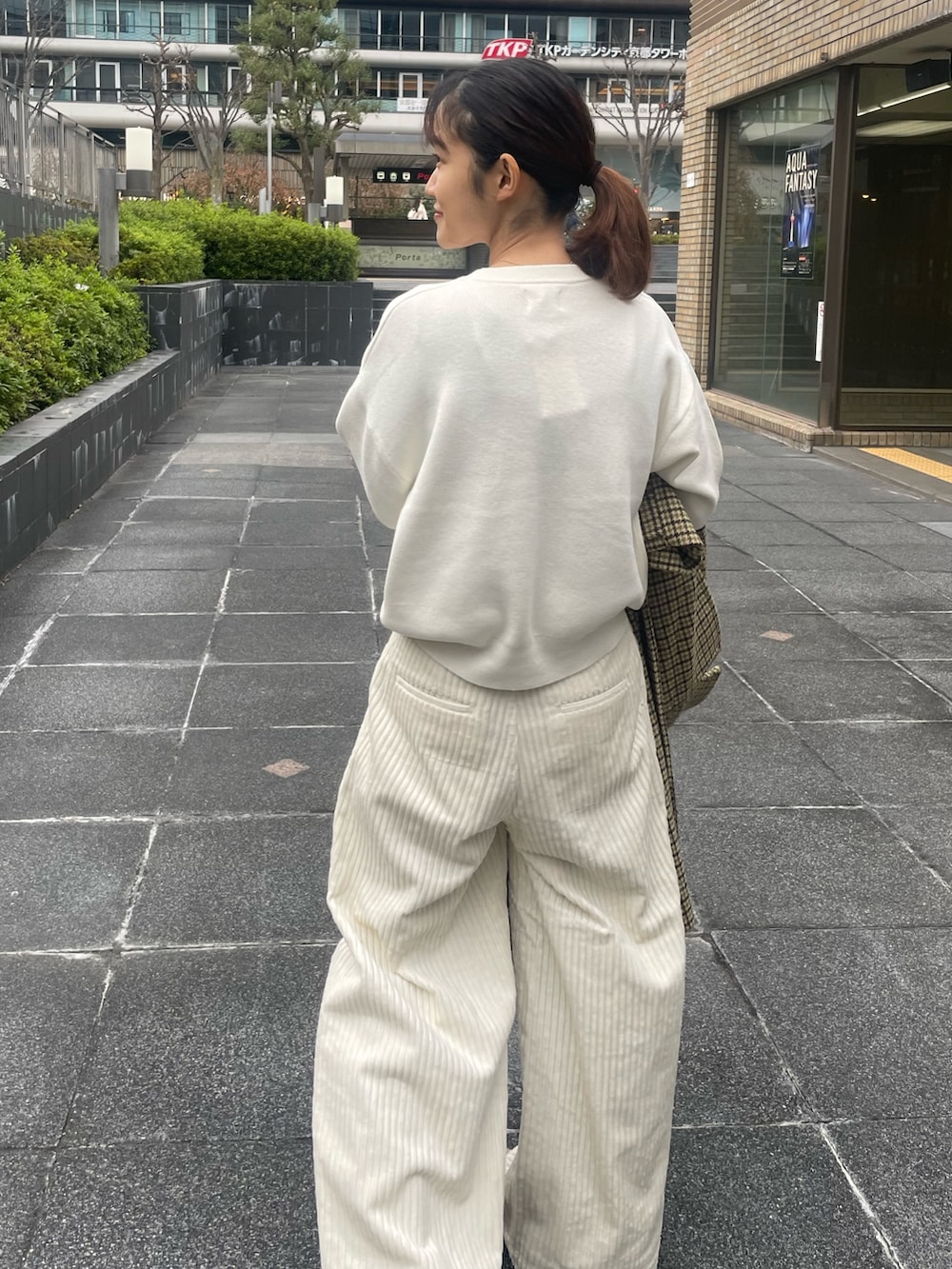 その他のチェスターコート、ホワイト系のニット/セーター、ホワイト系のその他パンツを着用したレディースの冬コーディネートの6枚目の写真