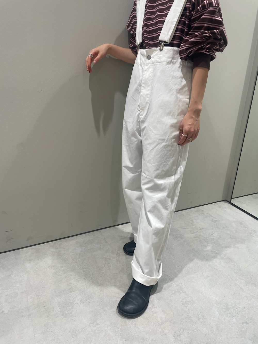 ホワイト系のつなぎ/オールインワン、ブラウン系のTシャツ/カットソーを着用したレディースの冬コーディネートの5枚目の写真