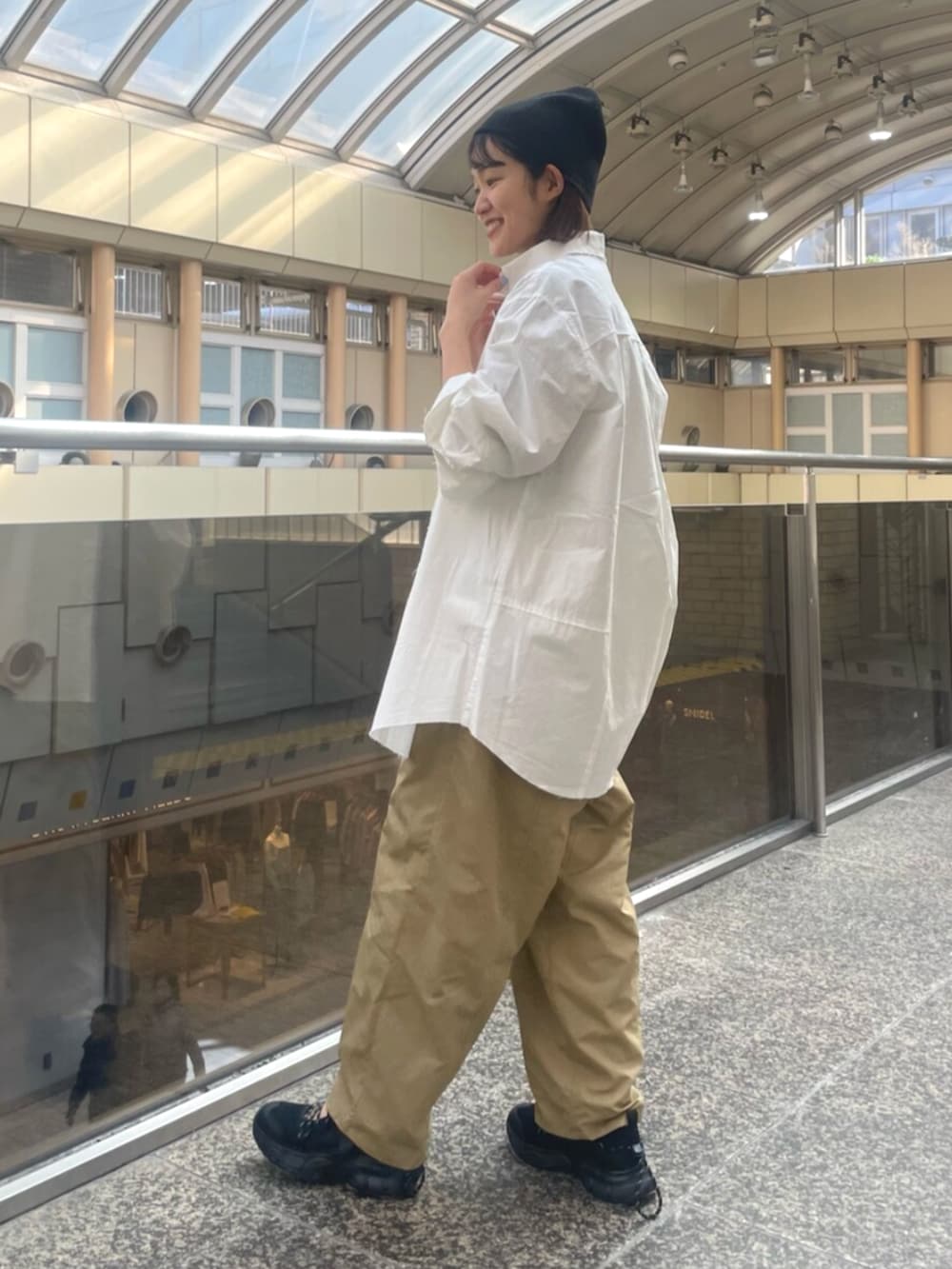 ホワイト系のシャツ/ブラウス、ベージュ系のその他パンツ、ブラック系のスニーカーを着用したレディースの冬コーディネートの2枚目の写真