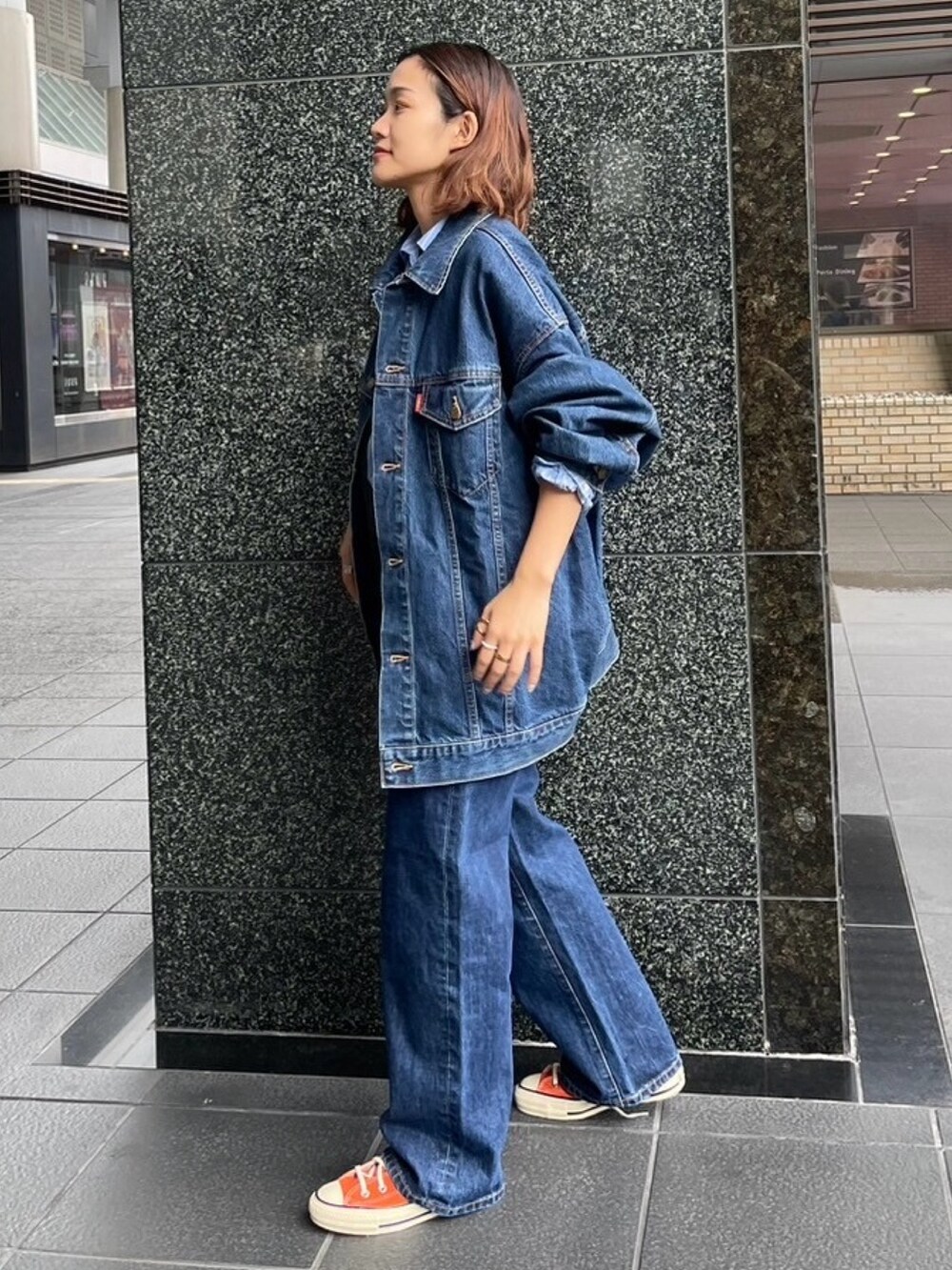 ブルー系のデニムジャケット、ブルー系のデニムパンツ、ブルー系のシャツ/ブラウスを着用したレディースの秋コーディネートの2枚目の写真