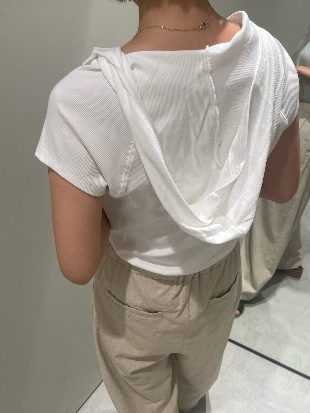 ホワイト系のTシャツ/カットソー、ベージュ系のその他パンツ、ブラック系のサンダルを着用したレディースの夏コーディネートの5枚目の写真