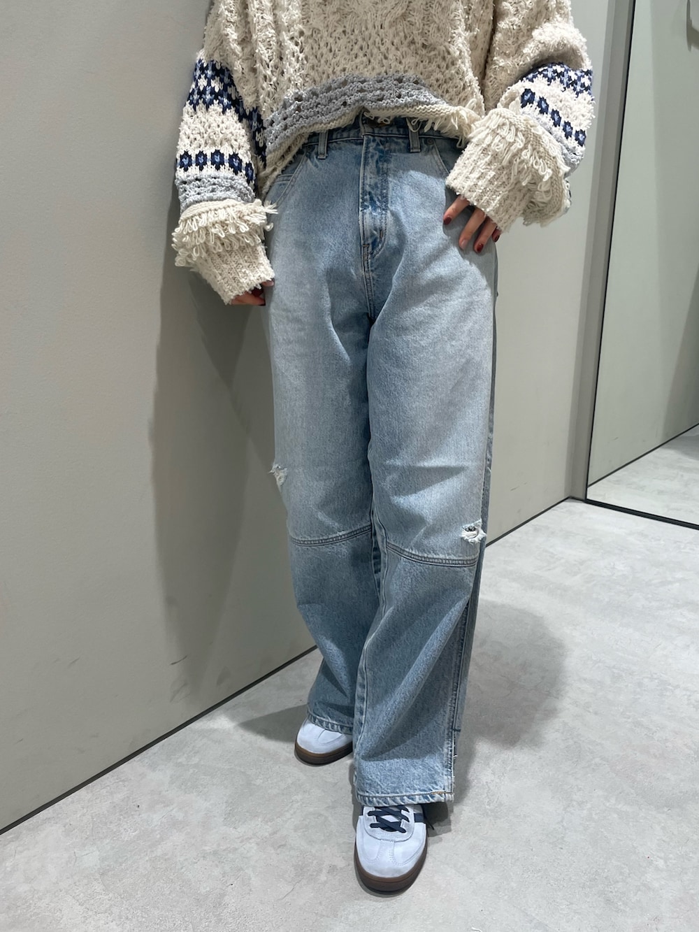 ホワイト系のニット/セーター、ブルー系のデニムパンツを着用したレディースの冬コーディネートの5枚目の写真