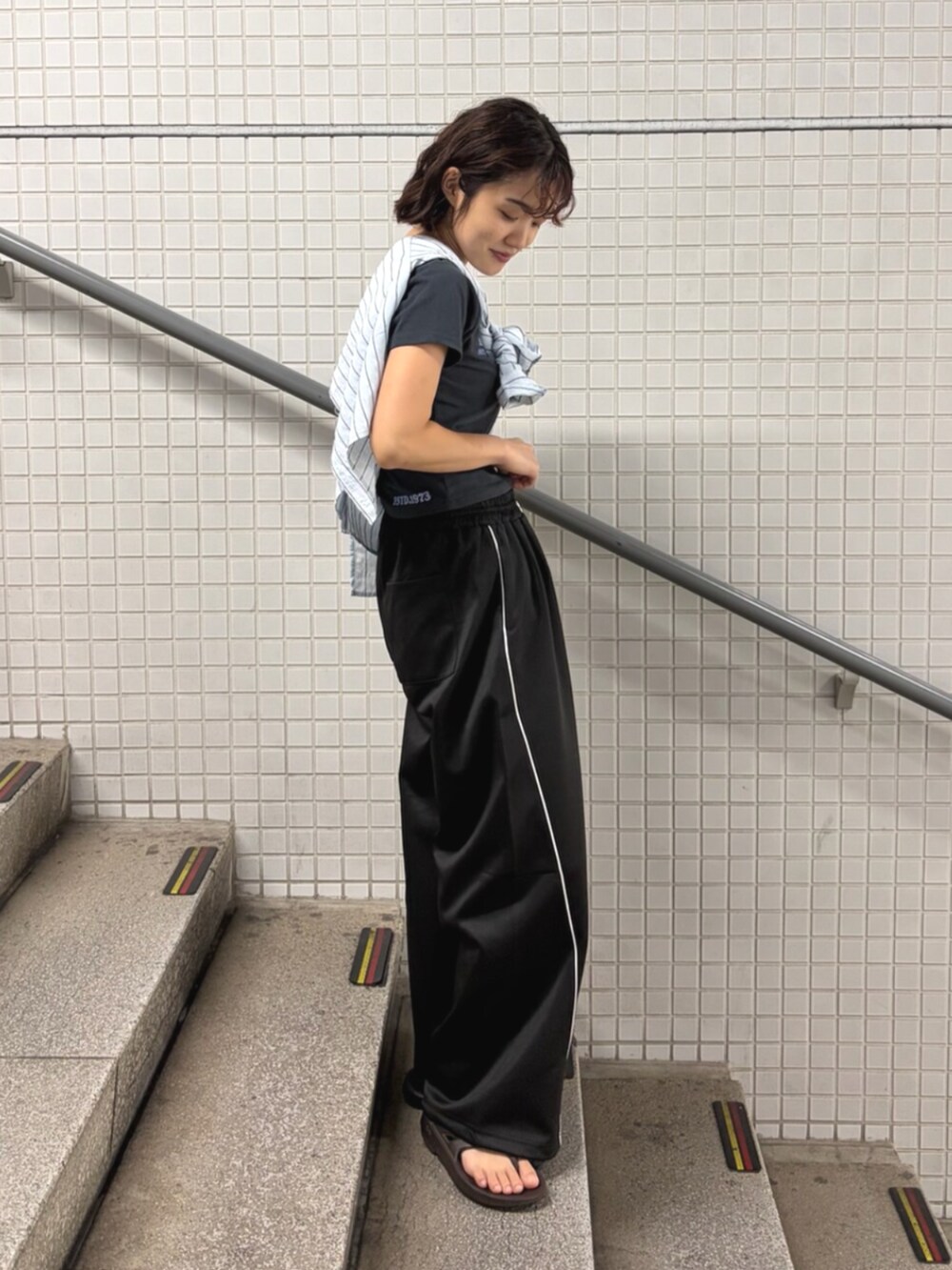 グレー系のTシャツ/カットソー、ブルー系のシャツ/ブラウス、ブラック系のその他パンツを着用したレディースの夏コーディネートの2枚目の写真