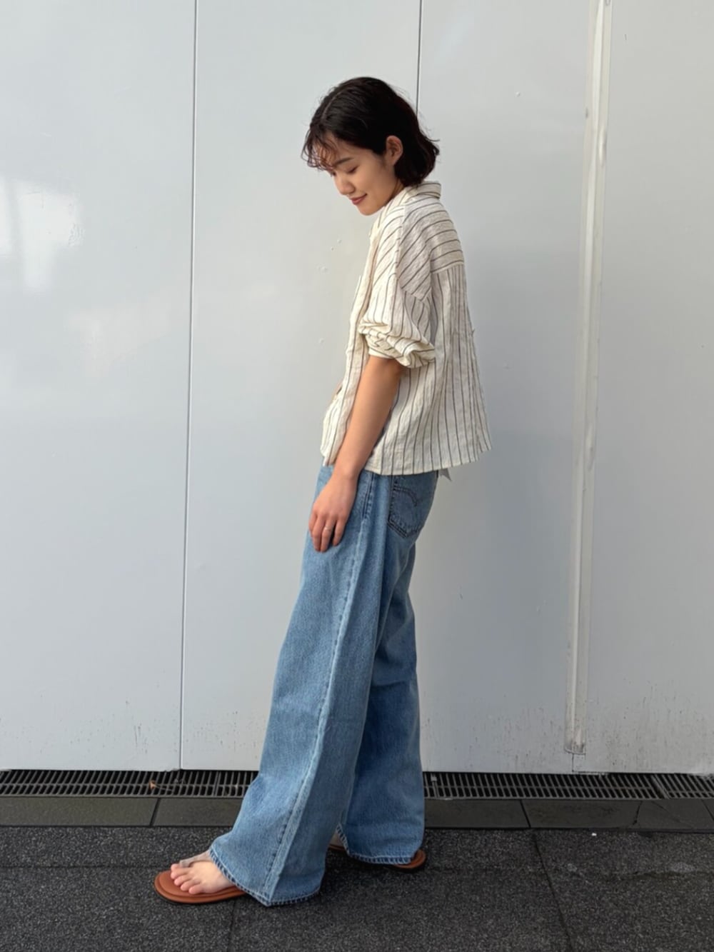 ブルー系のシャツ/ブラウス、ブルー系のデニムパンツを着用したレディースの夏コーディネートの3枚目の写真