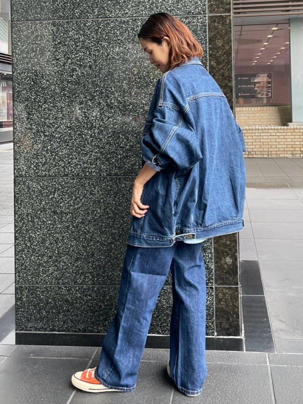 ブルー系のデニムジャケット、ブルー系のデニムパンツ、ブルー系のシャツ/ブラウスを着用したレディースの秋コーディネートの3枚目の写真