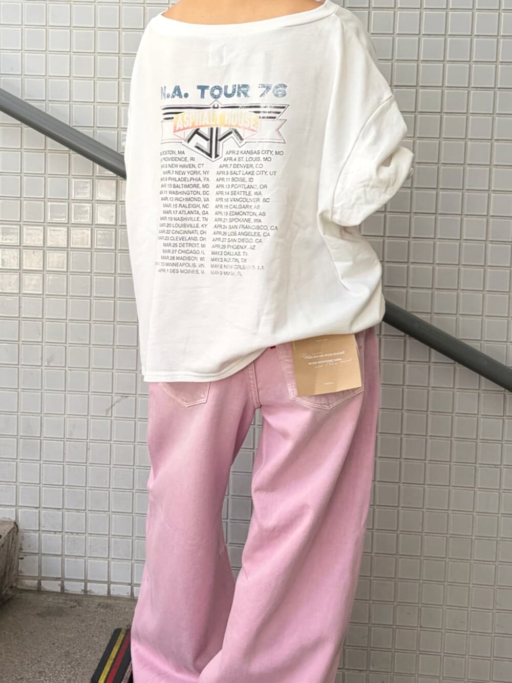 ホワイト系のスウェット、ピンク系のデニムパンツを着用したレディースの夏コーディネートの5枚目の写真