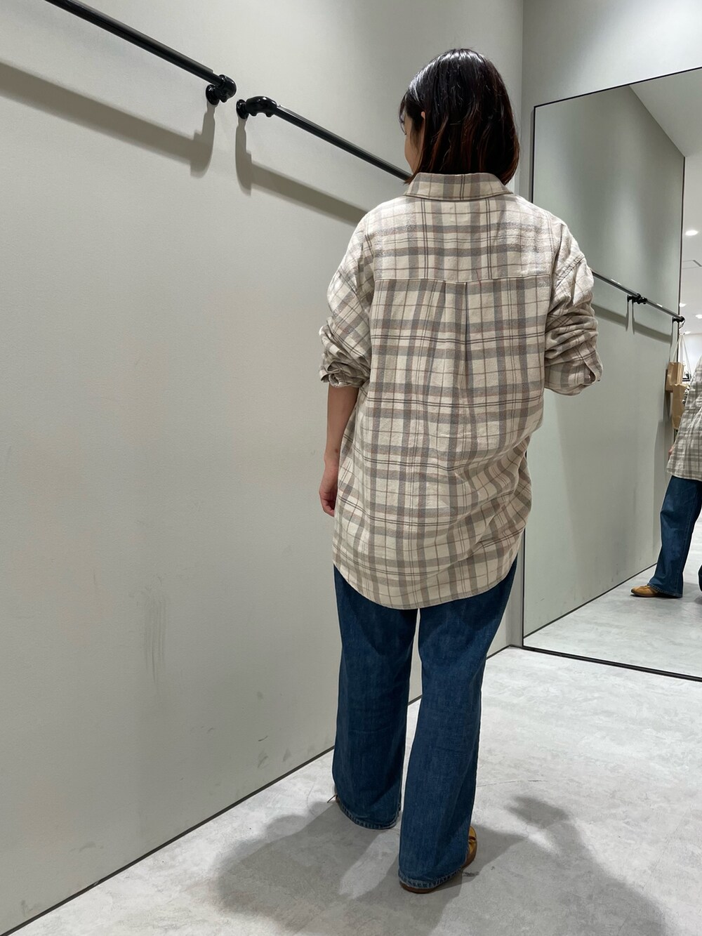 ホワイト系のシャツ/ブラウス、ブルー系のデニムパンツを着用したレディースの冬コーディネートの3枚目の写真
