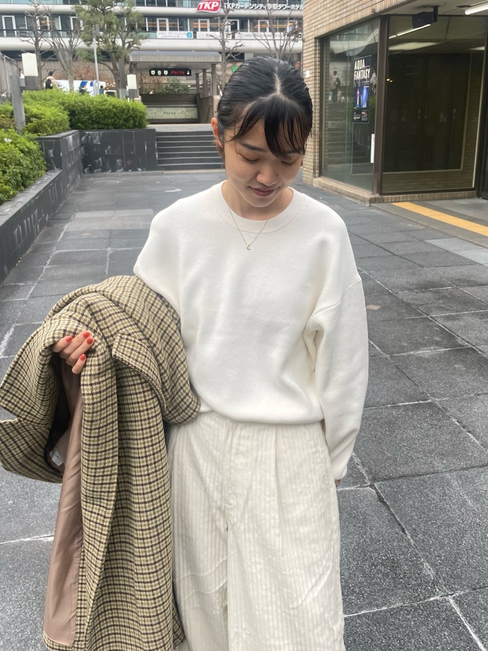 その他のチェスターコート、ホワイト系のニット/セーター、ホワイト系のその他パンツを着用したレディースの冬コーディネートの5枚目の写真