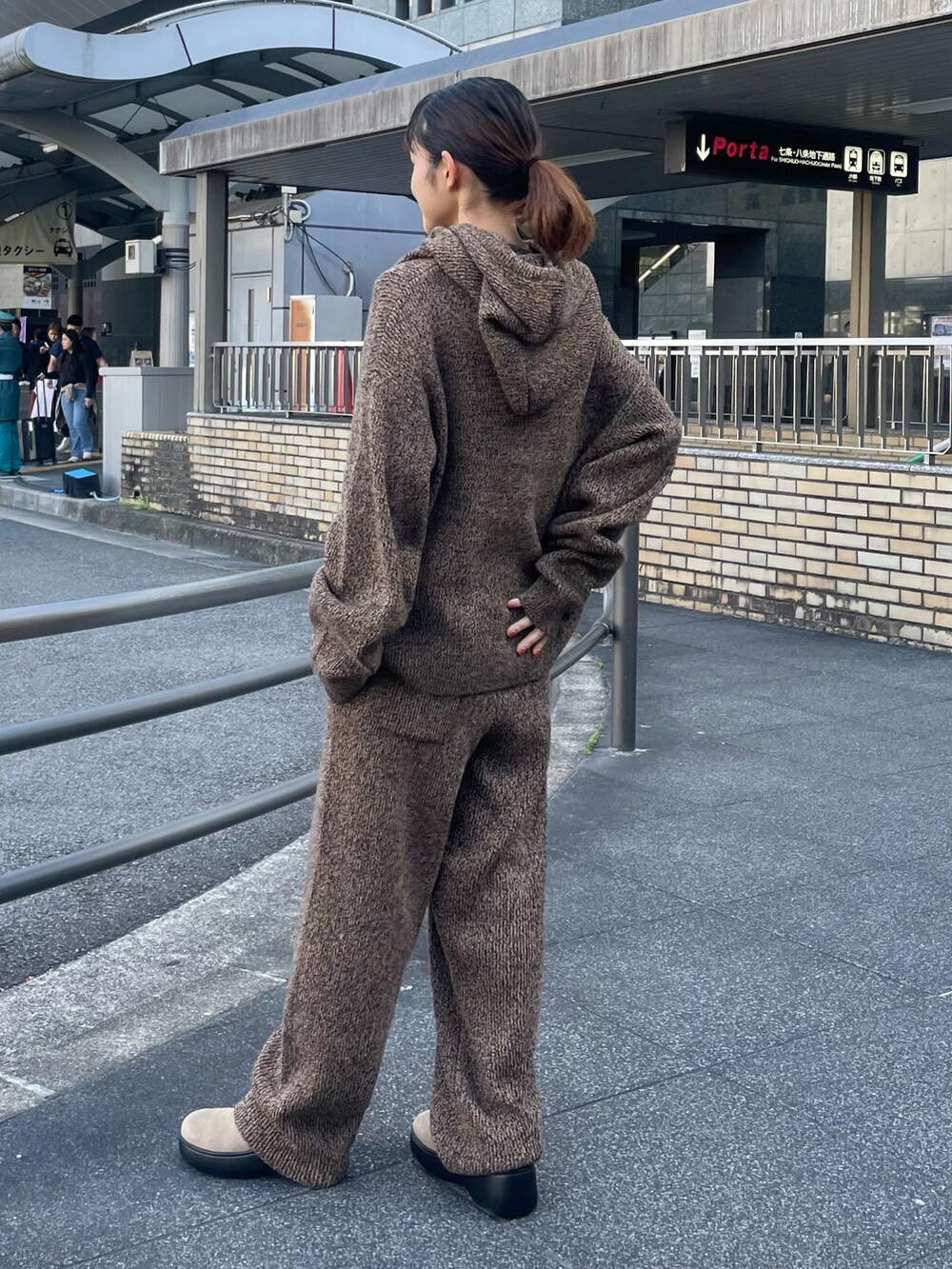 ブラウン系のニット/セーター、ブラウン系のその他パンツを着用したレディースの秋コーディネートの3枚目の写真