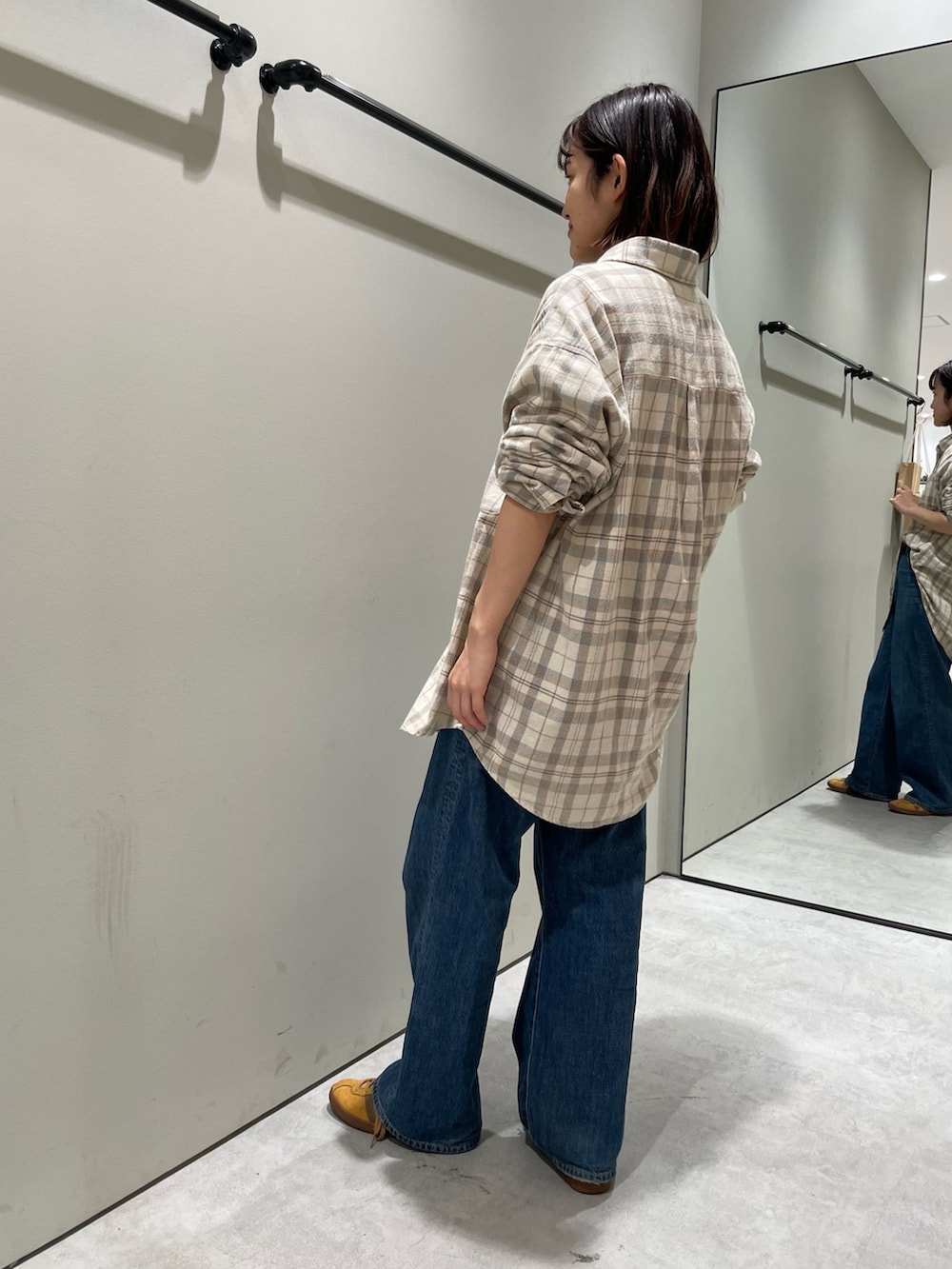 ホワイト系のシャツ/ブラウス、ブルー系のデニムパンツを着用したレディースの冬コーディネートの2枚目の写真
