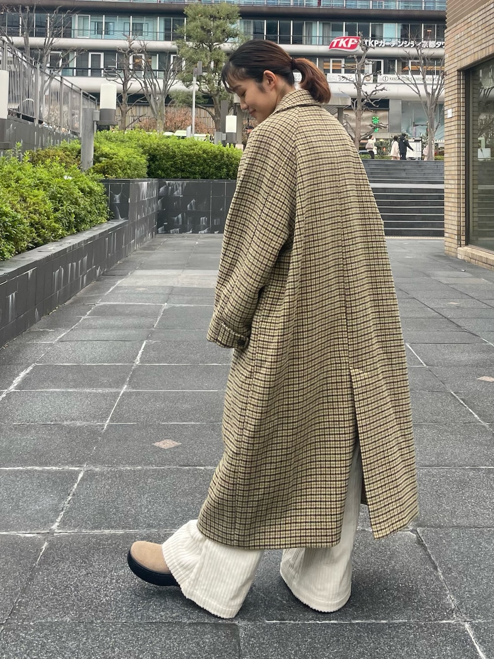 その他のチェスターコート、ホワイト系のニット/セーター、ホワイト系のその他パンツを着用したレディースの冬コーディネートの2枚目の写真