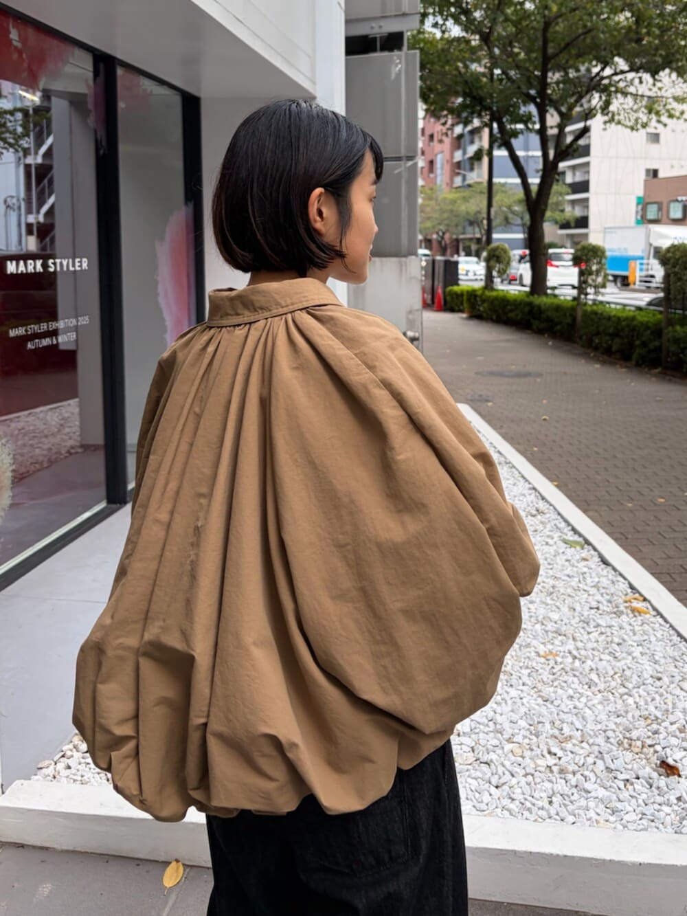 ベージュ系のブルゾン、グレー系のスウェット、ブラック系のデニムパンツを着用したレディースの秋コーディネートの6枚目の写真