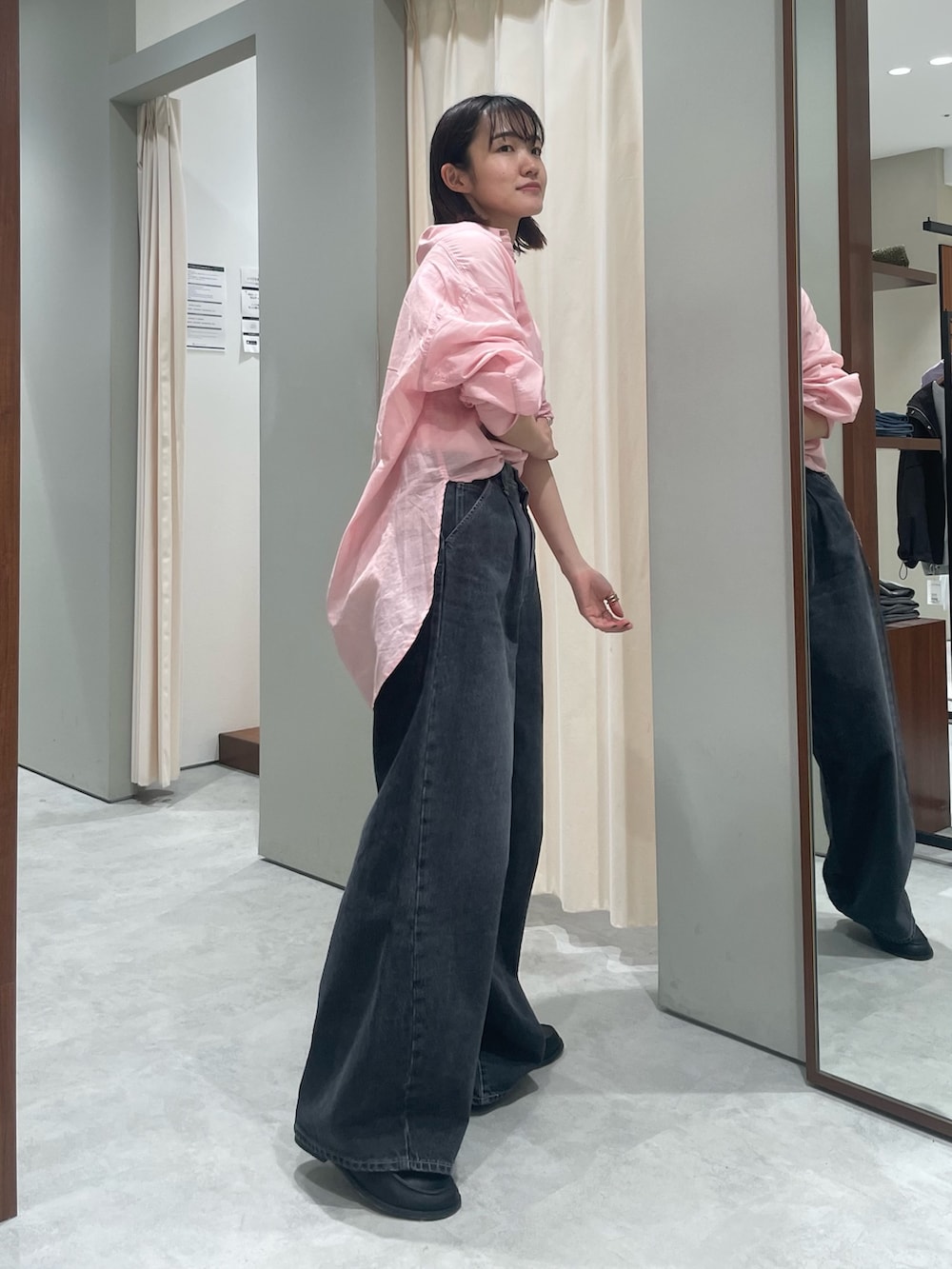 ピンク系のシャツ/ブラウス、ブラック系のデニムパンツ、ブラック系のローファーを着用したレディースの春コーディネートの4枚目の写真