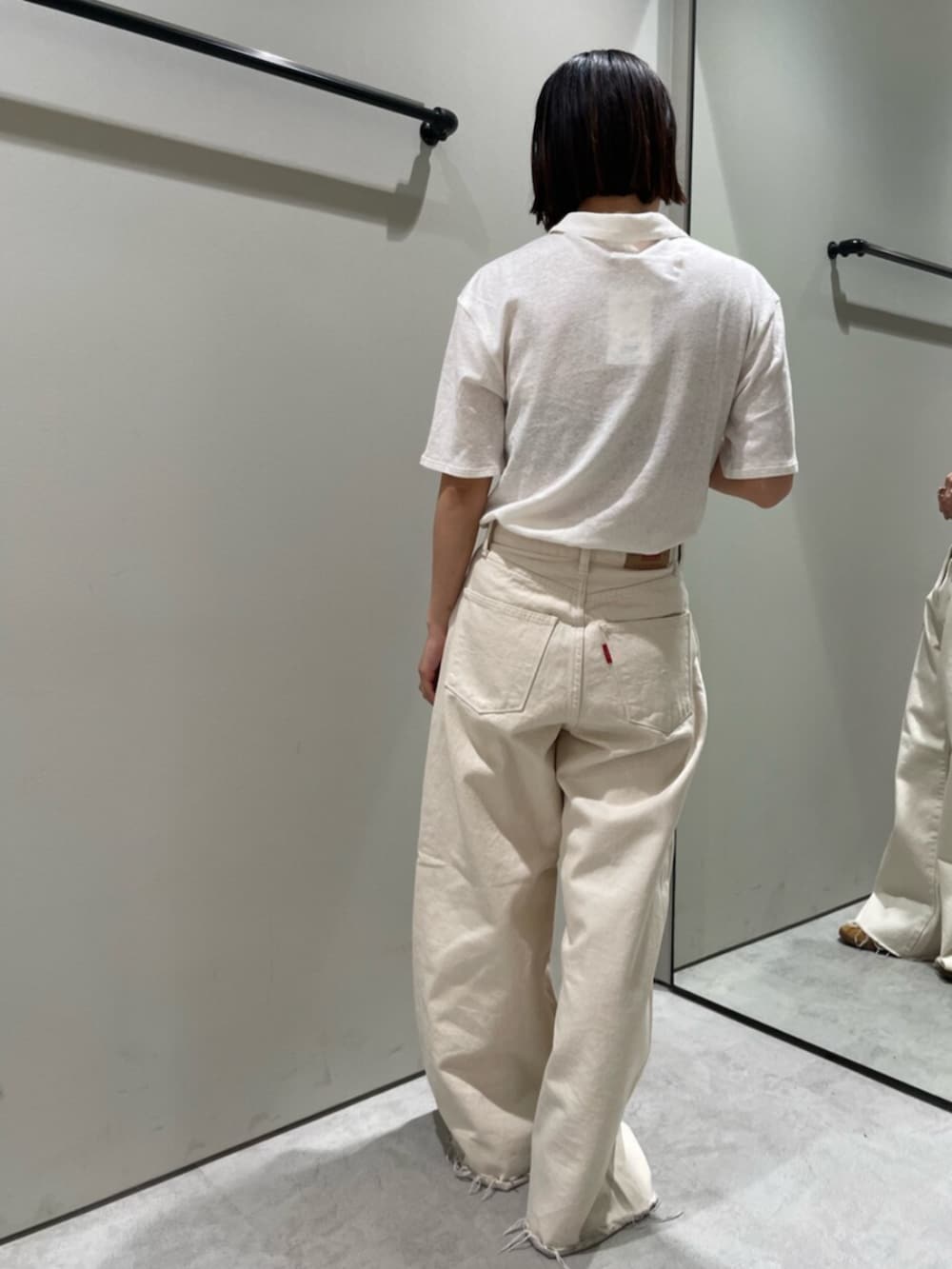 ホワイト系のカーディガン/ボレロ、ホワイト系のデニムパンツを着用したレディースの夏コーディネートの3枚目の写真