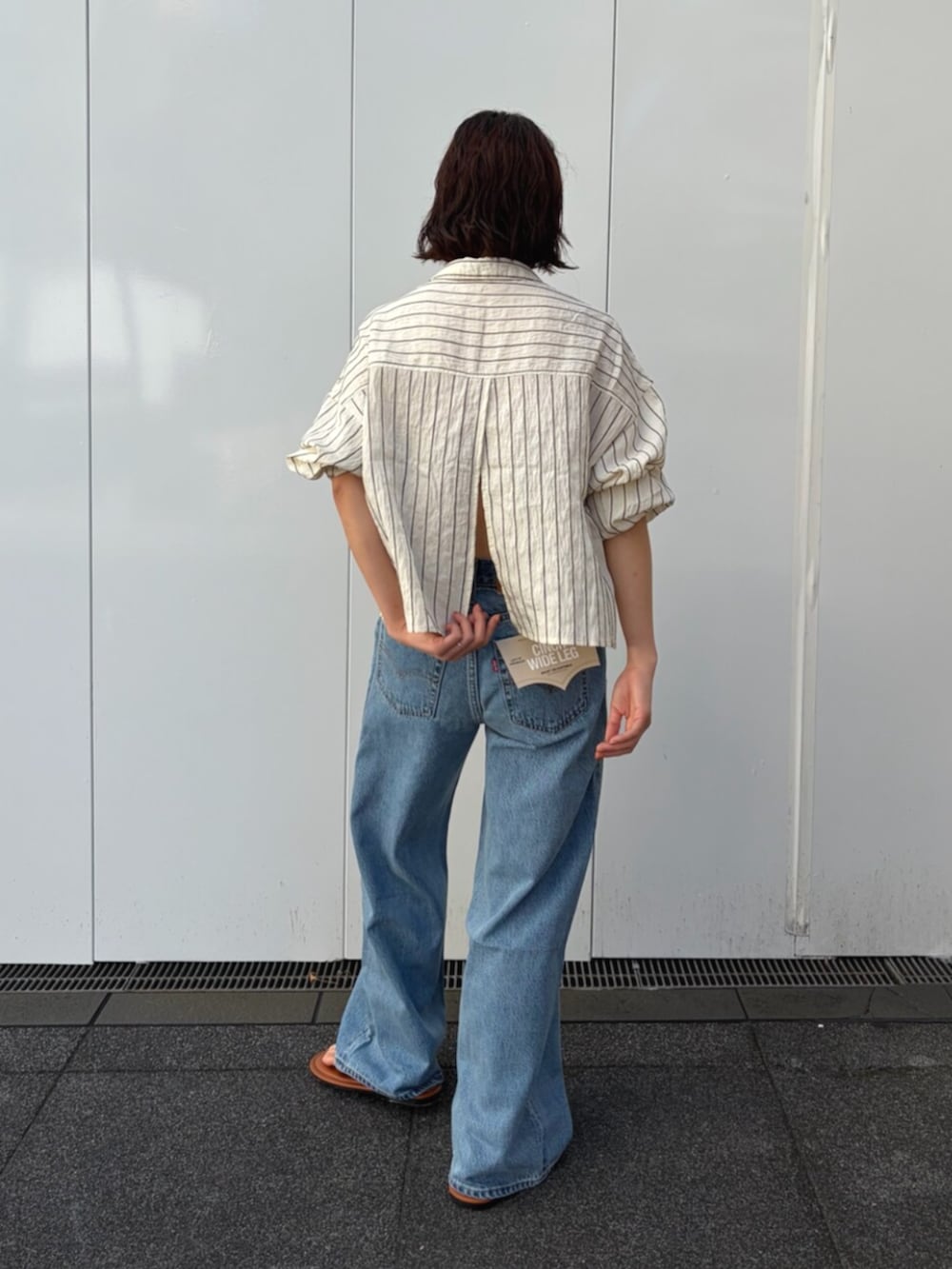 ブルー系のシャツ/ブラウス、ブルー系のデニムパンツを着用したレディースの夏コーディネートの2枚目の写真