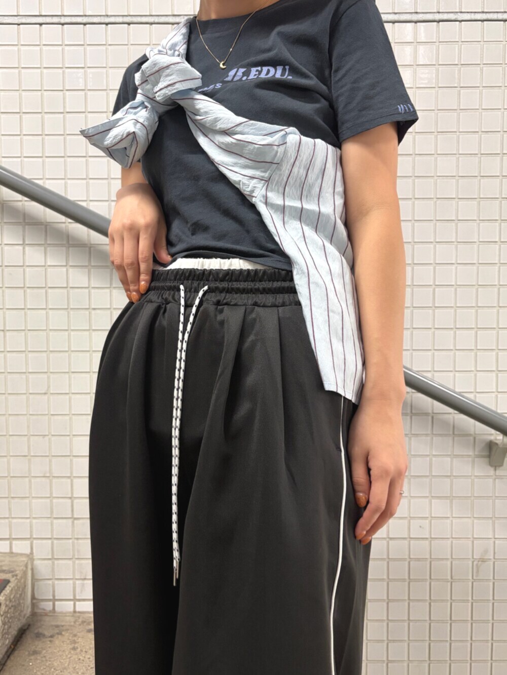グレー系のTシャツ/カットソー、ブルー系のシャツ/ブラウス、ブラック系のその他パンツを着用したレディースの夏コーディネートの5枚目の写真