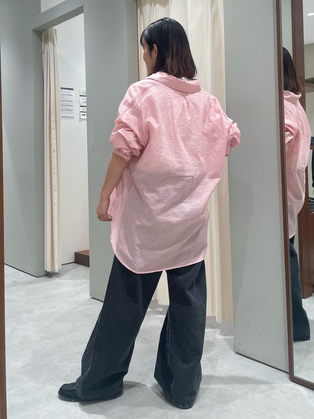 ピンク系のシャツ/ブラウス、ブラック系のデニムパンツ、ブラック系のローファーを着用したレディースの春コーディネートの3枚目の写真