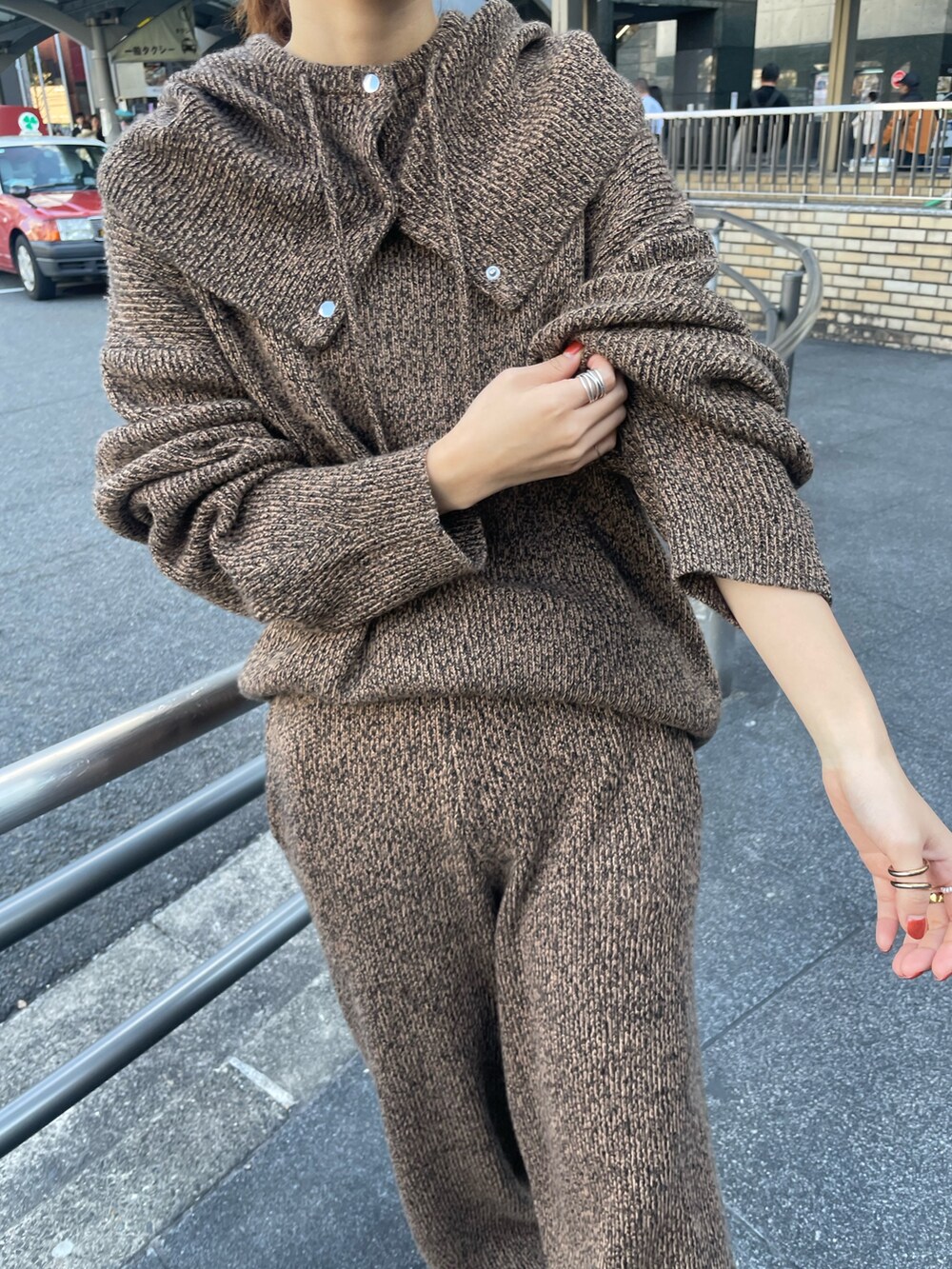 ブラウン系のニット/セーター、ブラウン系のその他パンツを着用したレディースの秋コーディネートの4枚目の写真