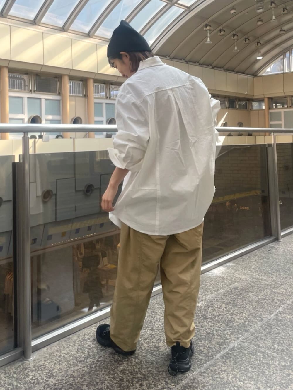 ホワイト系のシャツ/ブラウス、ベージュ系のその他パンツ、ブラック系のスニーカーを着用したレディースの冬コーディネートの3枚目の写真