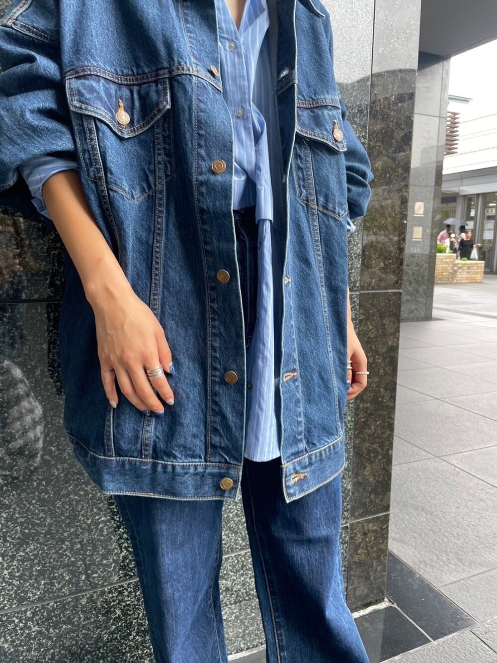 ブルー系のデニムジャケット、ブルー系のデニムパンツ、ブルー系のシャツ/ブラウスを着用したレディースの秋コーディネートの4枚目の写真